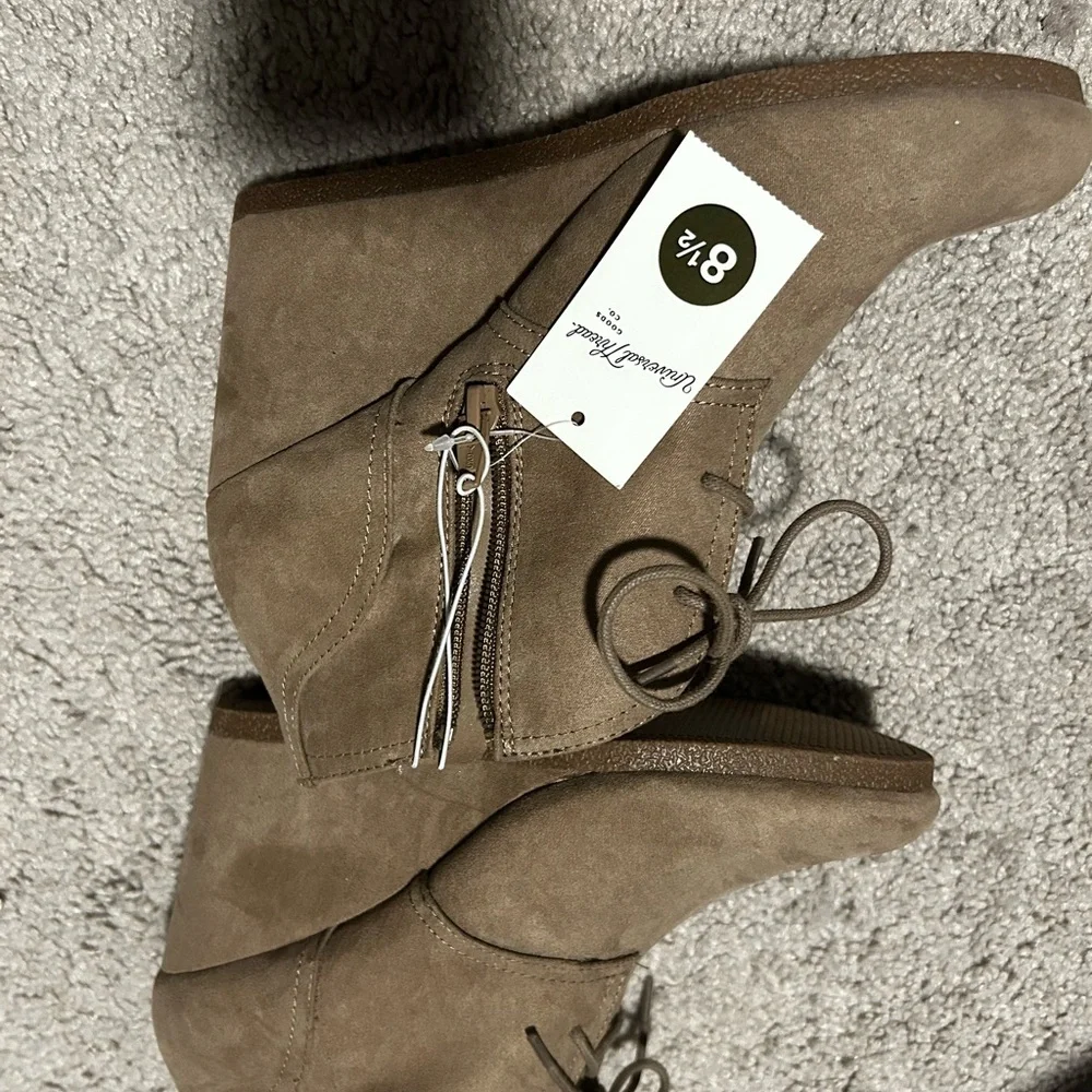 NEW Womens Bessie Microsuede Wedge Fashion Bootie Universal Thread™ Taupe Sz 8.5